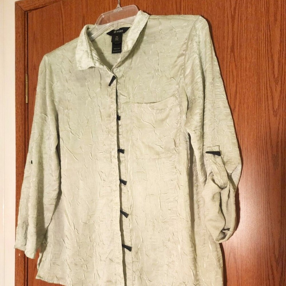 Ali Miles Green button up top, Artsy back buttons, elegant & fun, size Petite M